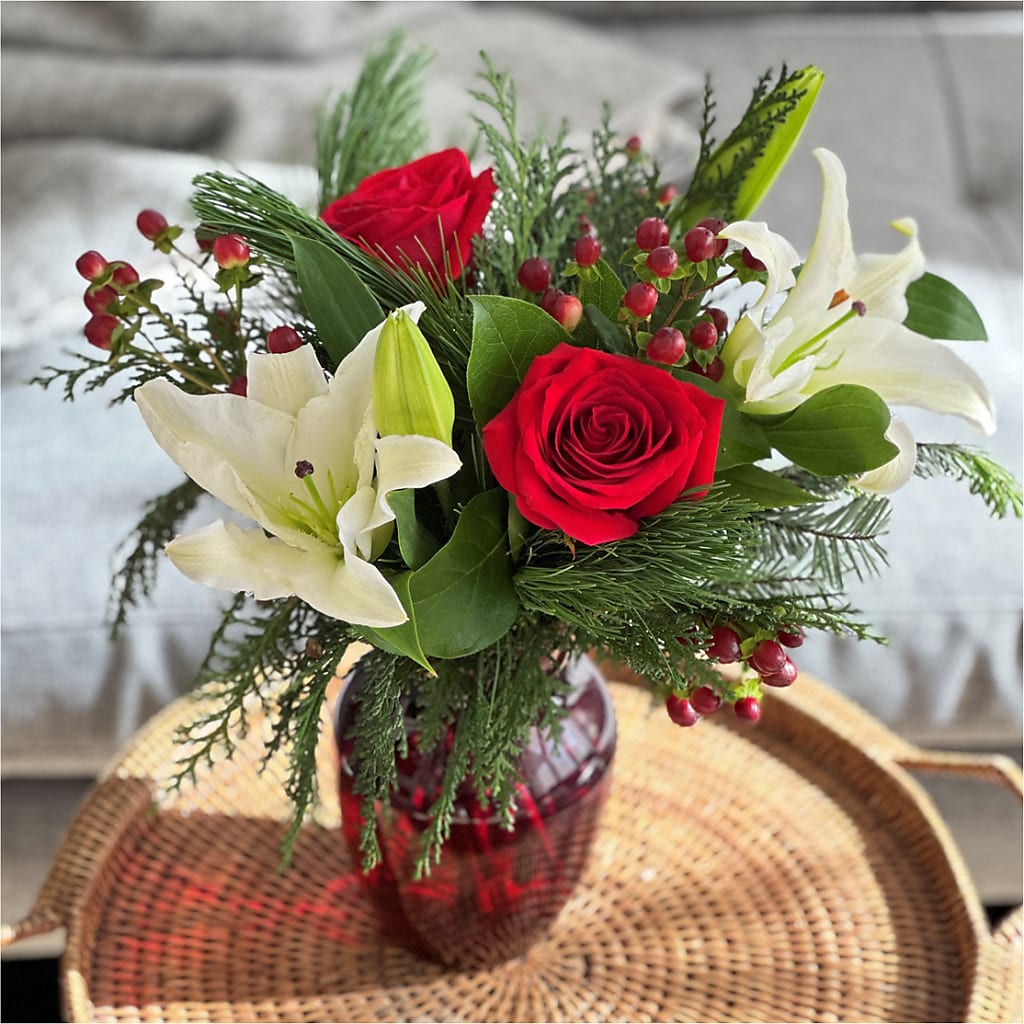 Evergreen Delight Bouquet – Ecuadorian Central Flower, Minneapolis MN