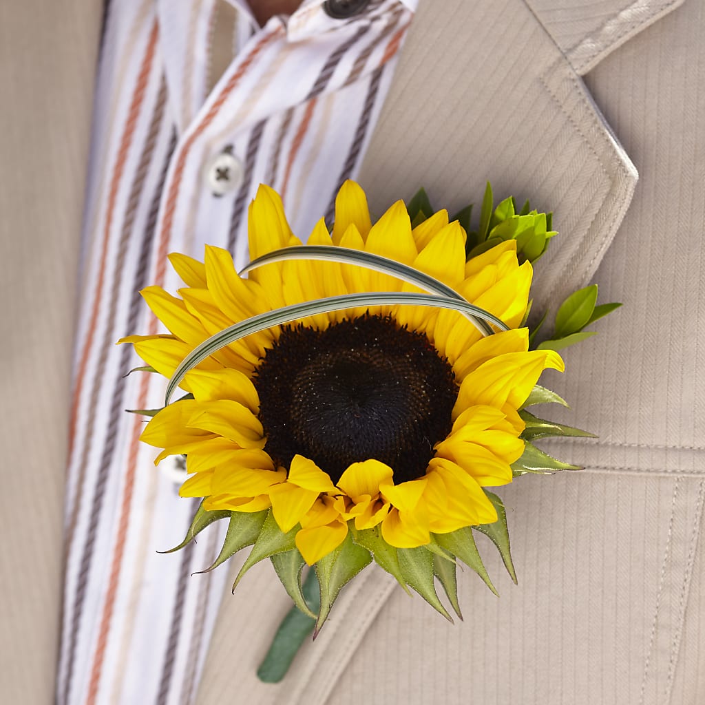 Free Spirit Boutonniere – Ecuadorian Central Flower, Minneapolis MN
